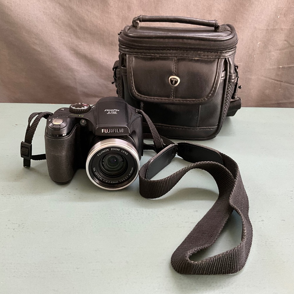 Fujifilm FinePix S700 Digital Camera 7.1MP 10x Optical Zoom Black Case WORKS